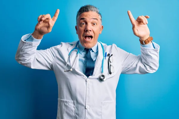 Średniego Wieku Przystojny Siwowłosy Lekarz Noszący Płaszcz Niebieski Stetoskop Uśmiechający — Zdjęcie stockowe