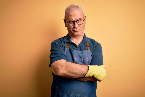 Limpiador Mediana Edad Hombre Limpieza Con Delantal Guantes Sobre Fondo —  Fotos de Stock