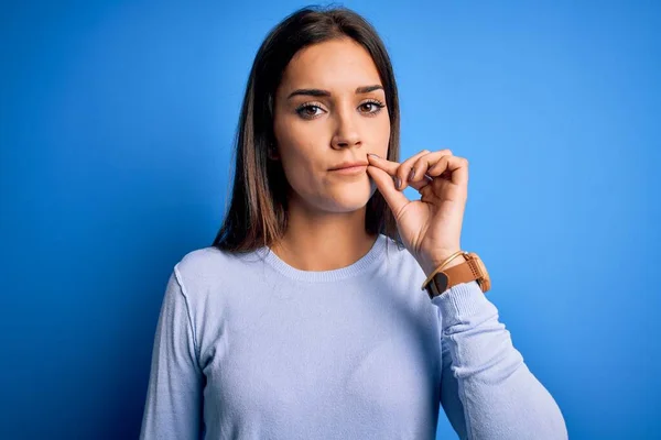 Junge Schöne Brünette Frau Lässigem Pullover Über Blauem Hintergrund Mund — Stockfoto