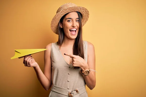 Joven Hermosa Morena Con Sombrero Sosteniendo Avión Papel Sobre Fondo —  Fotos de Stock