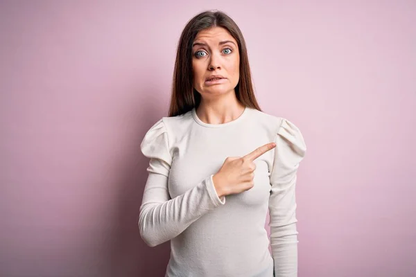 Joven Mujer Hermosa Con Los Ojos Azules Usando Casual Camiseta — Foto de Stock