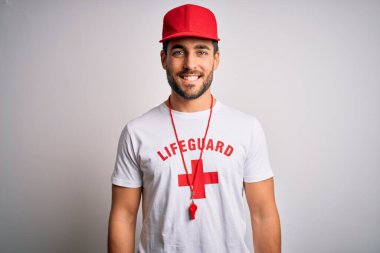 Sakallı, kırmızı haçlı tişört giyen ve yüzünde mutlu ve havalı bir gülümsemeyle ıslık çalan yakışıklı bir cankurtaran. Şanslı kişi..