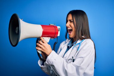 Tıbbi beyaz önlük giyen İspanyol doktor kadın megafonla protestoya kızarak bağırıyor. Hoparlörde bağırmak heyecan verici.