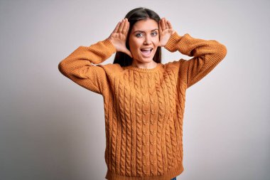Mavi gözlü genç bir kadın beyaz arka plan üzerinde sıradan bir süveter giyip gülümsüyor, gülümsüyor ve elleriyle dikizliyormuş gibi yapıyor. Şaşırdım ve çıktım.