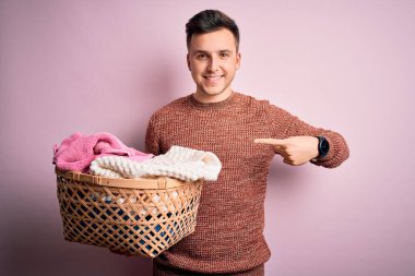 Genç, beyaz, ev işi yapan, elinde sepeti tutan, kendini gösteren sürpriz yüzlü, beyaz bir adam.