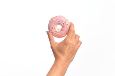 Beyaz arka planda nefis çikolatalı donut tutan beyaz bir adamın eli