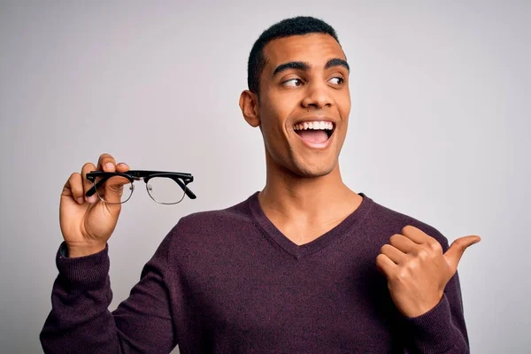 Joven Hombre Óptico Afroamericano Guapo Sosteniendo Gafas Sobre Fondo Blanco — Foto de Stock