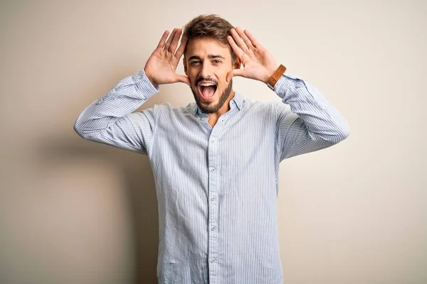 Homem Bonito Jovem Com Barba Vestindo Camisa Listrada Sobre Fundo — Fotografia de Stock