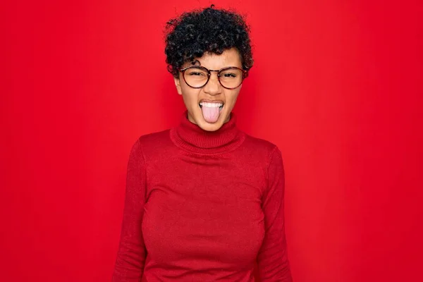 Fiatal Gyönyörű Afro Amerikai Garbó Pulóvert Szemüveget Visel Vicces Arckifejezéssel — Stock Fotó