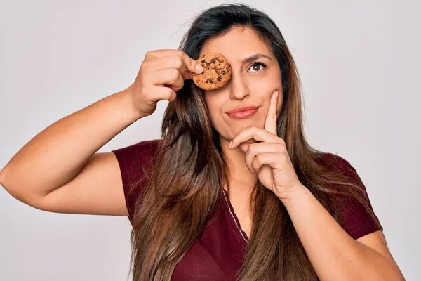 Genç Spanyol Kadın Tatlı Çikolatalı Kurabiye Yiyor Izole Arka Planda — Stok fotoğraf