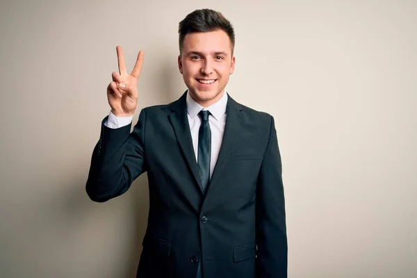 Joven Hombre Negocios Guapo Con Traje Elegante Corbata Sobre Fondo — Foto de Stock