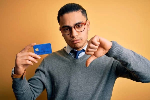 Ung Brasiliansk Affärsman Som Håller Kreditkort Pengar Över Isolerad Gul — Stockfoto