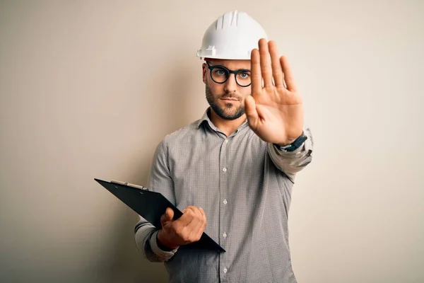 Jovem Arquiteto Inspetor Homem Vestindo Capacete Segurança Construtor Usando Prancheta — Fotografia de Stock