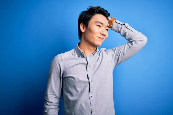 Joven Hombre Chino Guapo Con Camisa Casual Pie Sobre Fondo —  Fotos de Stock