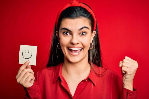 Jovem Bela Mulher Morena Segurando Papel Lembrete Com Sorriso Emoji — Fotografia de Stock