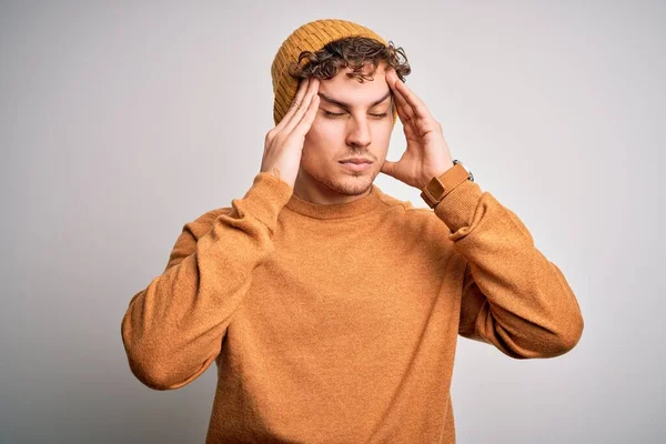 Junger Blonder Gutaussehender Mann Mit Lockigem Haar Lässigem Pullover Und — Stockfoto