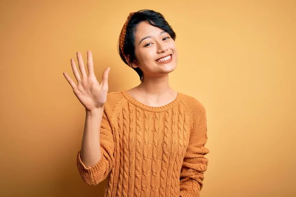 Jong Mooi Aziatisch Meisje Dragen Casual Trui Diadeem Staande Gele — Stockfoto