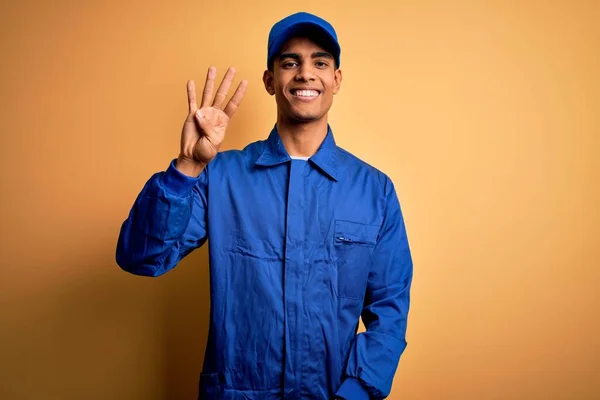 Jovem Mecânico Afro Americano Vestindo Uniforme Azul Boné Sobre Fundo — Fotografia de Stock