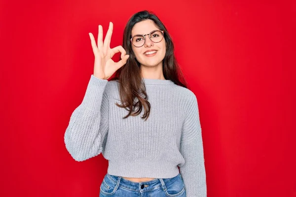 Mladá Krásná Brunetka Žena Sobě Ležérní Svetr Přes Červené Pozadí — Stock fotografie