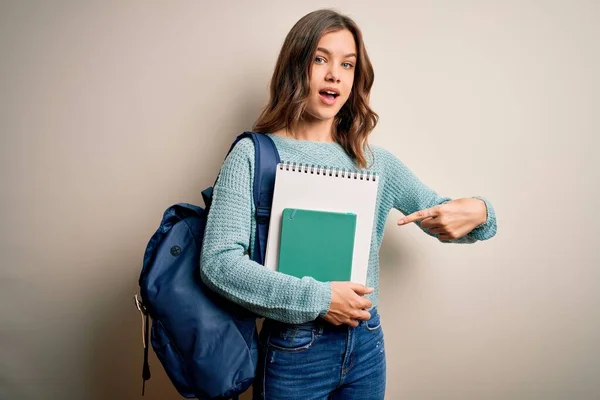 Junge Blonde Studentin Trägt Rucksack Und Bücher Aus Der Schule — Stockfoto