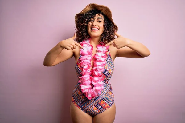 Jovem Mulher Árabe Bonita Férias Vestindo Maiô Havaianas Flores Lei — Fotografia de Stock