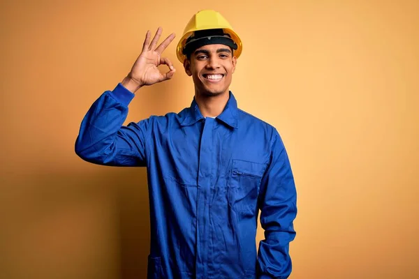 Jonge Knappe Afro Amerikaanse Arbeider Blauw Uniform Veiligheidshelm Lachend Positief — Stockfoto