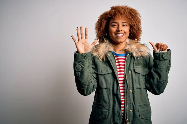 Giovane Bella Donna Afroamericana Con Capelli Ricci Indossando Cappotto Invernale — Foto Stock