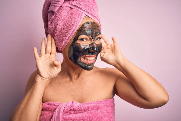 Femme Brune Moyen Âge Portant Masque Beauté Noir Sur Fond — Photo