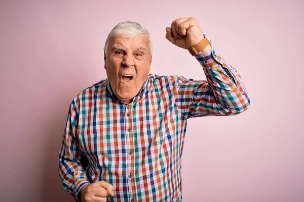 Älterer Gutaussehender Mann Der Legeres Buntes Hemd Über Isoliertem Rosa — Stockfoto