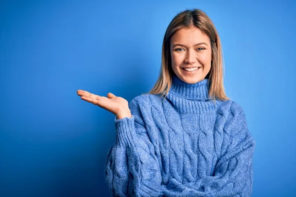 Jonge Mooie Blonde Vrouw Dragen Winterwol Trui Blauw Geïsoleerde Achtergrond — Stockfoto