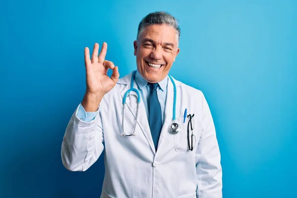 Hombre Guapo Médico Pelo Gris Mediana Edad Con Abrigo Estetoscopio —  Fotos de Stock