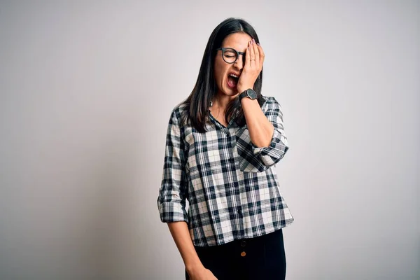 Mujer Morena Joven Con Ojos Azules Usando Camisa Casual Gafas — Foto de Stock