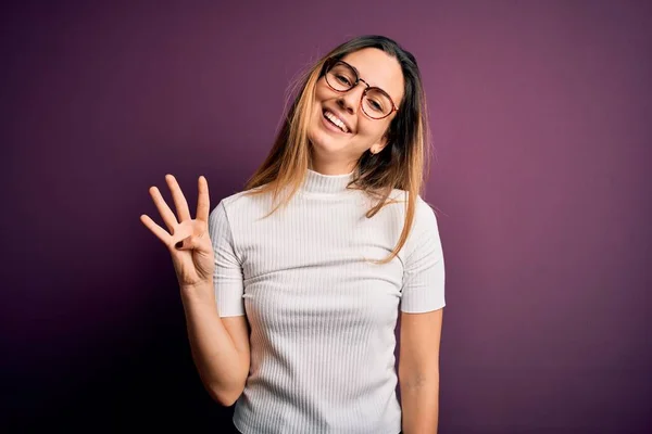 Ung Vacker Blond Kvinna Med Blå Ögon Bär Casual Shirt — Stockfoto