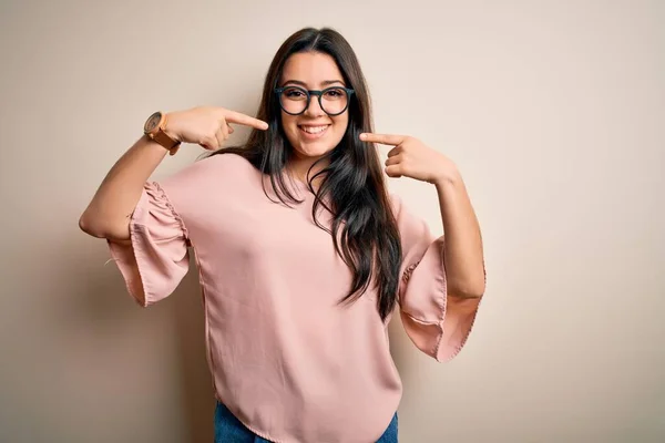 Young Brunette Elegant Woman Wearing Glasses Isolated Background Smiling Cheerful — Stock Photo, Image