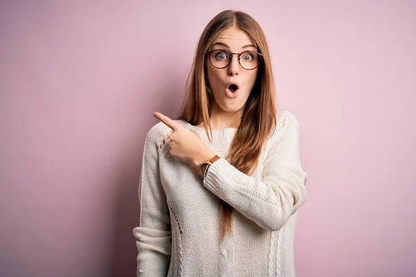 Giovane Bella Rossa Donna Indossa Maglione Casual Occhiali Sfondo Rosa — Foto Stock