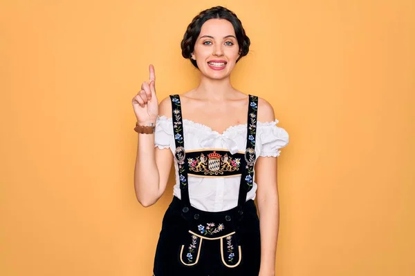 Jonge Mooie Duitse Vrouw Met Blauwe Ogen Traditionele Octoberfest Jurk — Stockfoto