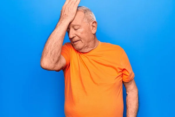 Starší Pohledný Šedovlasý Muž Neformálním Tričku Stojící Nad Modrým Pozadím — Stock fotografie