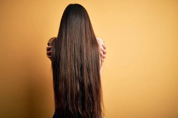 Jonge Mooie Aziatische Vrouw Draagt Casual Trui Gele Geïsoleerde Achtergrond — Stockfoto