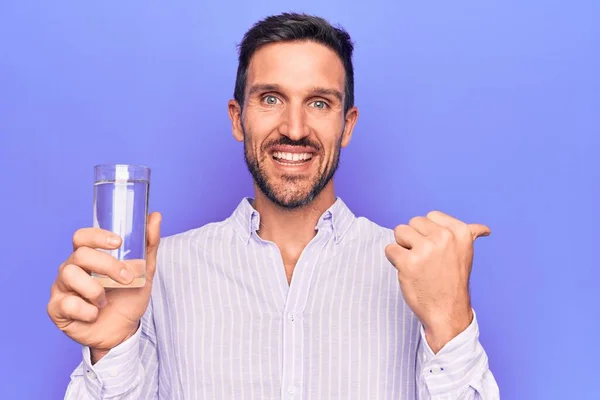 Joven Hombre Guapo Bebiendo Vaso Agua Para Refrescarse Sobre Fondo —  Fotos de Stock