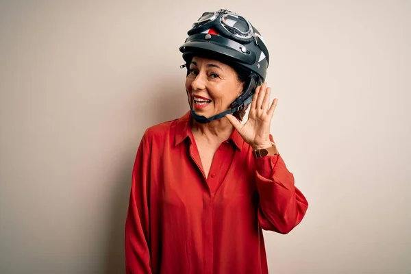 Donna Motociclista Mezza Età Che Indossa Casco Moto Sfondo Bianco — Foto Stock