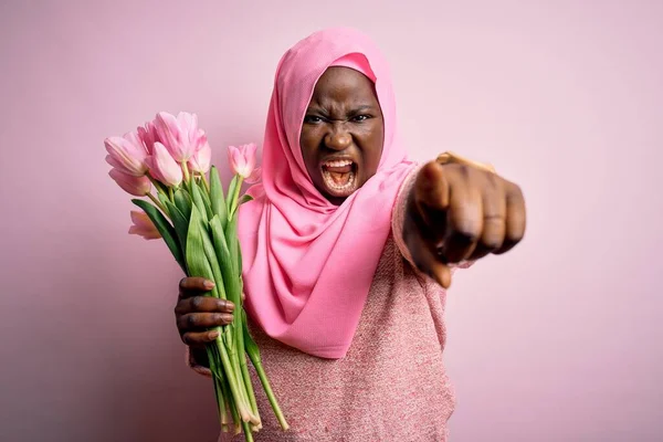 Young African American Size Woman Wearing Muslim Hijab Holding Bouquet — Stock Photo, Image