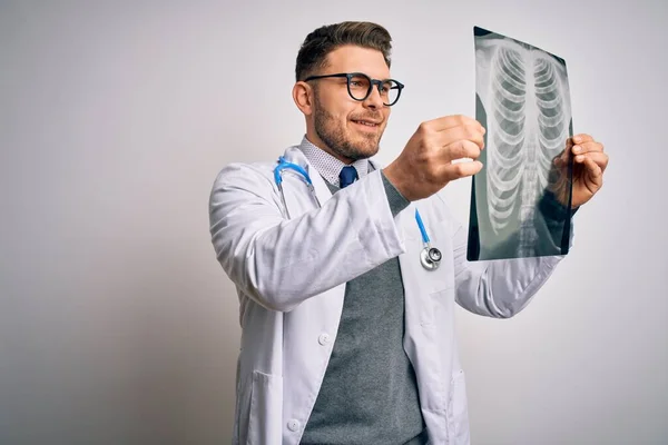 Joven Doctor Vistiendo Abrigo Médico Mirando Radiografía Del Tórax Sobre —  Fotos de Stock