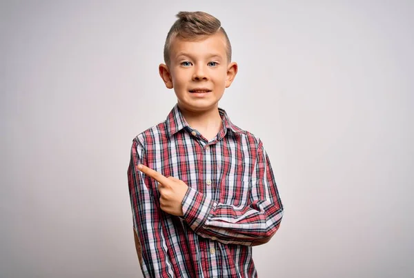 Kleines Kaukasisches Kind Mit Blauen Augen Elegantem Hemd Vor Isoliertem — Stockfoto