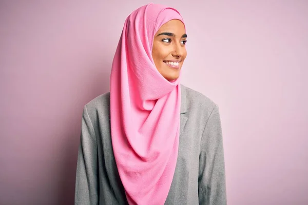 Pembe Müslüman Başörtüsü Ceketi Giyen Genç Güzel Esmer Kadını Yüzünde — Stok fotoğraf