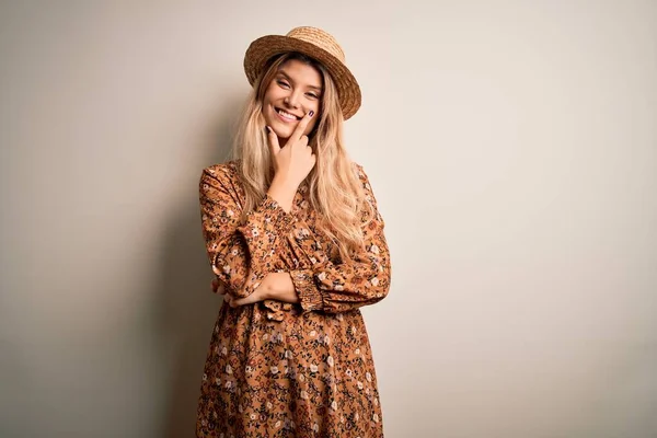 Joven Mujer Rubia Hermosa Con Vestido Verano Sombrero Sobre Fondo — Foto de Stock