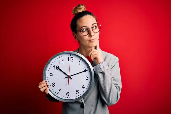 Vacker Blond Kvinna Med Blå Ögon Bär Glasögon Gör Nedräkning — Stockfoto