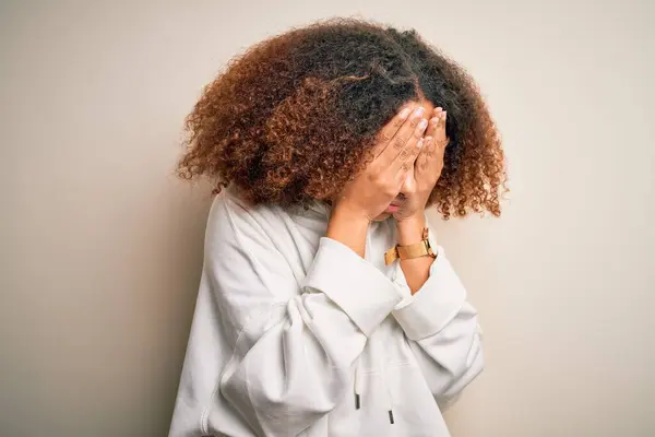 Ung Afrikansk Amerikansk Idrottskvinna Med Afro Hår Bär Sportig Tröja — Stockfoto