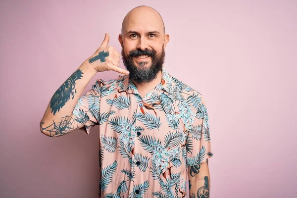 Bonito Homem Careca Com Barba Tatuagem Vestindo Camisa Floral Casual — Fotografia de Stock