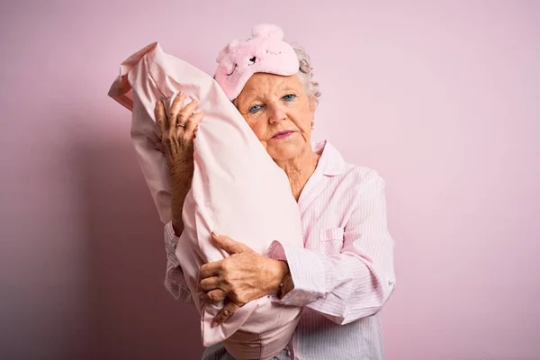 Starsza Piękna Kobieta Nosi Maskę Snu Trzymając Poduszkę Odizolowanym Różowym — Zdjęcie stockowe