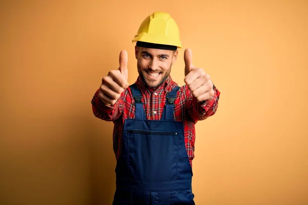 Junger Bauarbeiter Bauuniform Und Schutzhelm Über Gelbem Isoliertem Hintergrund Der — Stockfoto
